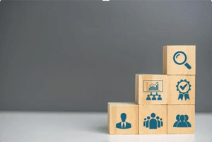 photo sur laquelle on voit plusieurs cubes empilés sur lesquels il y a des pictogrammes représentant les composants d'un bilan de compétences à Arras.